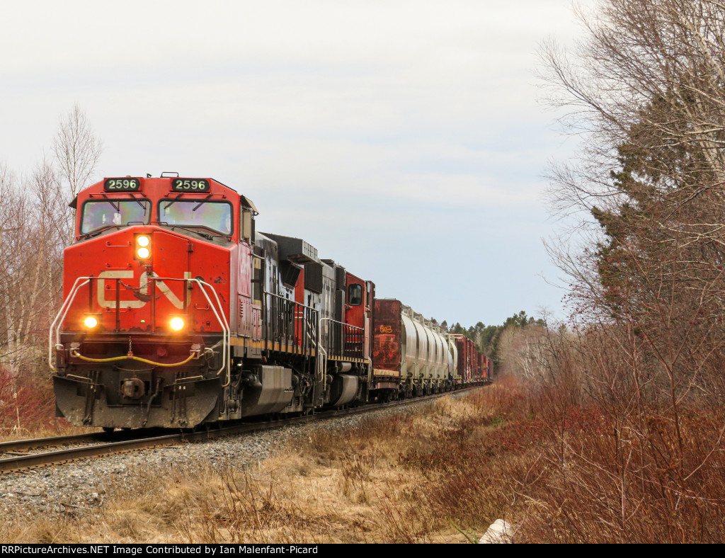 CN 2596 leads 402 at Rue Des Braves